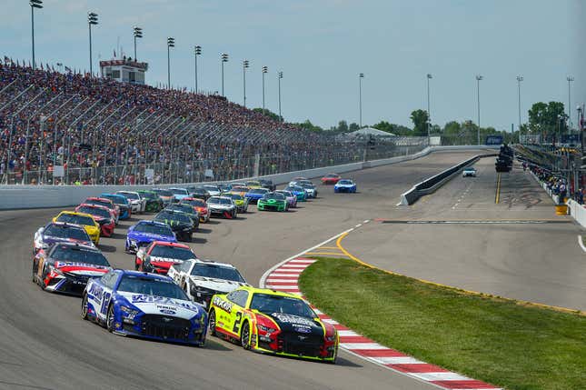 El campo de la NASCAR Cup Series ingresando a la curva 1 en World Wide Technology Raceway